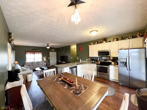 303 N Pointe Dr, Lagrange, GA 30241 photo 4