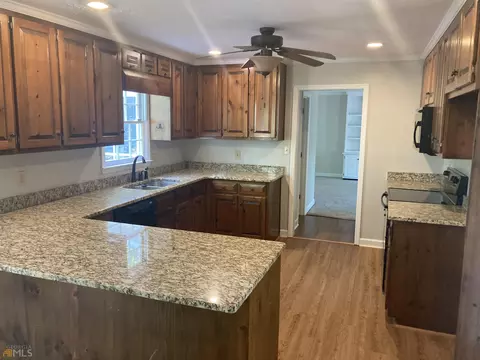 129 Lismore Dr, Lagrange, GA 30240 photo 2