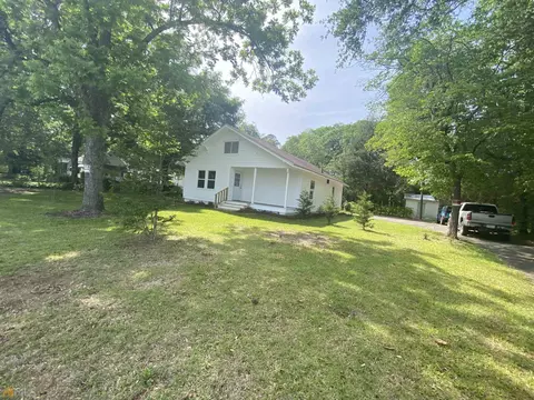 221 E Beech St, Cochran, GA 31014 photo 3