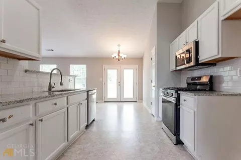 1013 Riverclift Dr, Covington, GA 30016 photo 4