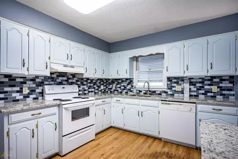 302 Merrill Dr, Lagrange, GA 30241 photo 2