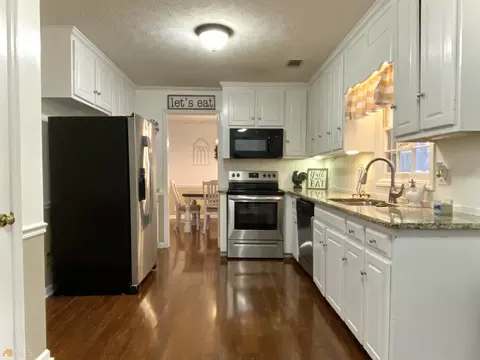 143 Greenbriar Trl, Lagrange, GA 30241 photo 2