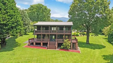 418 Sneaking Creek Dr, Hayesville, NC 28904