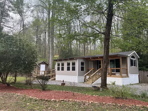 641 Riverside Dr, Cleveland, GA 30528