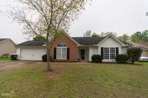 15 Lexington Dr, Grantville, GA 30220
