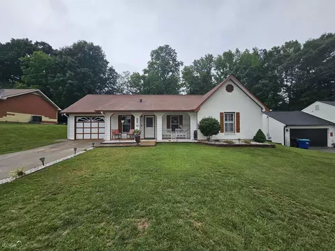 8625 Garvey Dr, Fairburn, GA 30213