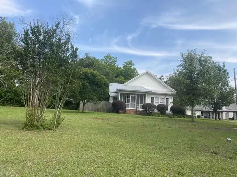 162 E Cherry St, Cochran, GA 31014
