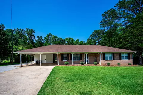 100 Vernon Ferry Ct, Lagrange, GA 30240