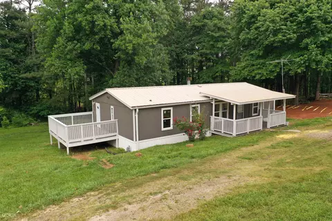 698 Lakeside Cir, Cornelia, GA 30531