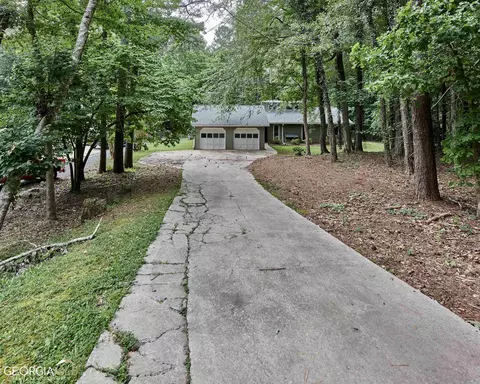 215 Meadowood Ln, Tyrone, GA 30290