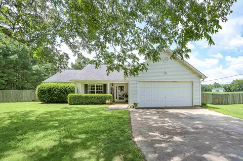 22 Sunrise Dr, Grantville, GA 30220