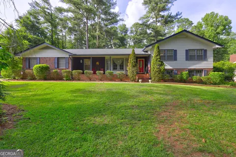 657 Sir Charles Dr, Fairburn, GA 30213