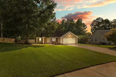 8 Saint Charles Pl, Grantville, GA 30220