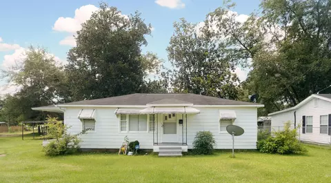 215 W Daniel St, Metter, GA 30439