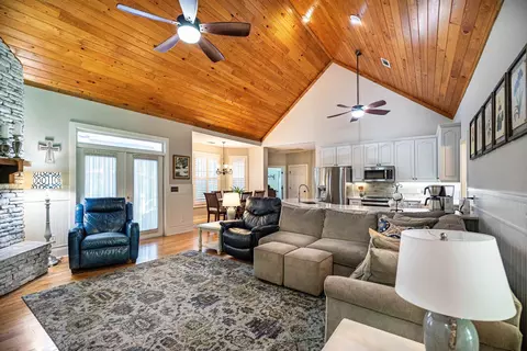 212 Deer Pointe Rd, Lagrange, GA 30240 photo 2