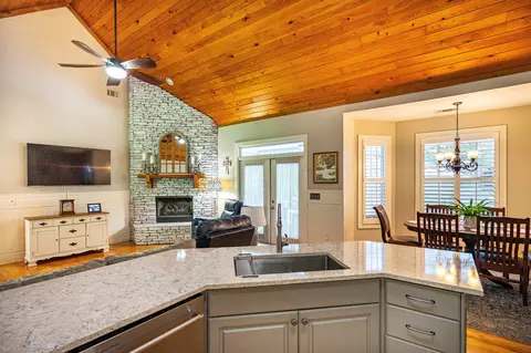 212 Deer Pointe Rd, Lagrange, GA 30240 photo 4