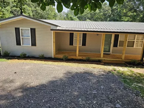 11 E Magnolia Dr, Newnan, GA 30263