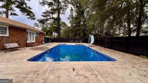 411 Camelot Dr, Lagrange, GA 30241 photo 2