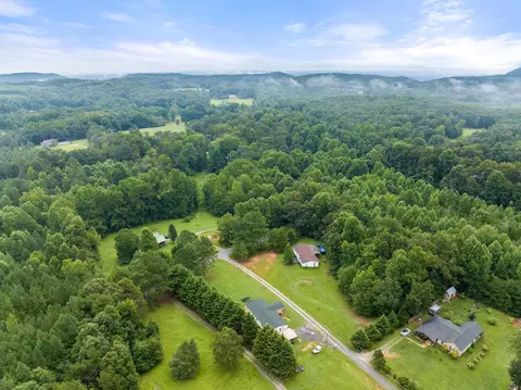 38 Lotus Dr, Toccoa, GA 30577 photo 3