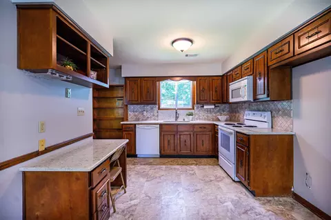 203 Lake Forest Dr, Lagrange, GA 30240 photo 2
