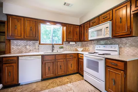 203 Lake Forest Dr, Lagrange, GA 30240 photo 4