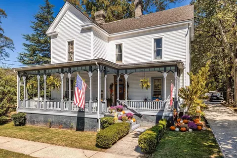 31 Wesley St, Newnan, GA 30263