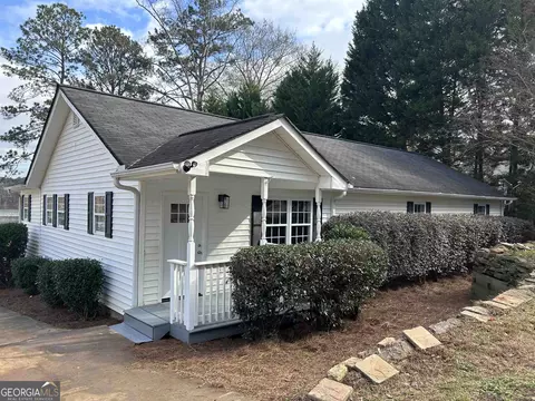 423 Lakeshore Dr, Jackson, GA 30233