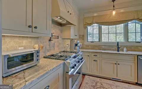 Kitchen - 1143 E Wildcat Rd, Clarkesville, GA 30523 photo 5 of 6