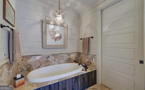 Bath - 1143 E Wildcat Rd, Clarkesville, GA 30523 photo 3 of 9
