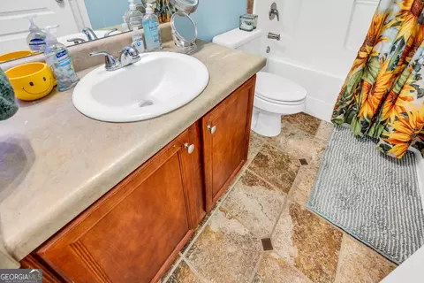 Bath - 978 Compass Dr, Bethlehem, GA 30620 photo 5 of 9