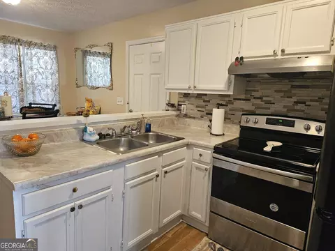 3237 Pawnee Dr, Rex, GA 30273 photo 6