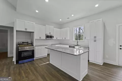 Kitchen - 755 Etheridge Mill Rd, Milner, GA 30257 photo 1 of 3