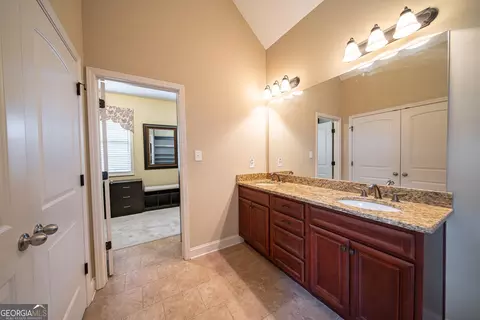 Bath - 134 Hamilton Lake Dr, Lagrange, GA 30241 photo 2 of 8