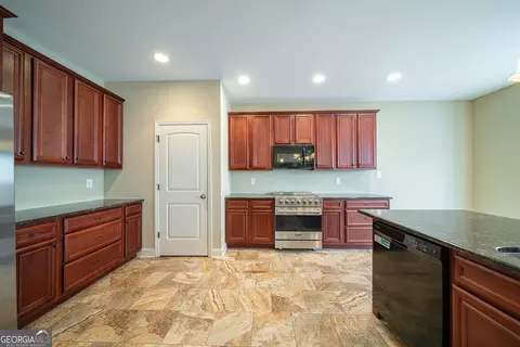 Kitchen - 134 Hamilton Lake Dr, Lagrange, GA 30241 photo 5 of 7