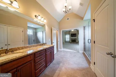 Bath - 134 Hamilton Lake Dr, Lagrange, GA 30241 photo 4 of 8
