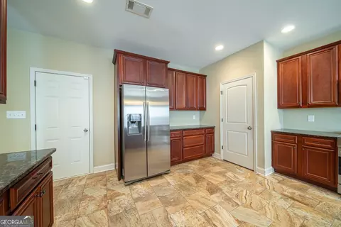 Kitchen - 134 Hamilton Lake Dr, Lagrange, GA 30241 photo 4 of 7