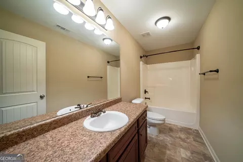 Bath - 134 Hamilton Lake Dr, Lagrange, GA 30241 photo 7 of 8