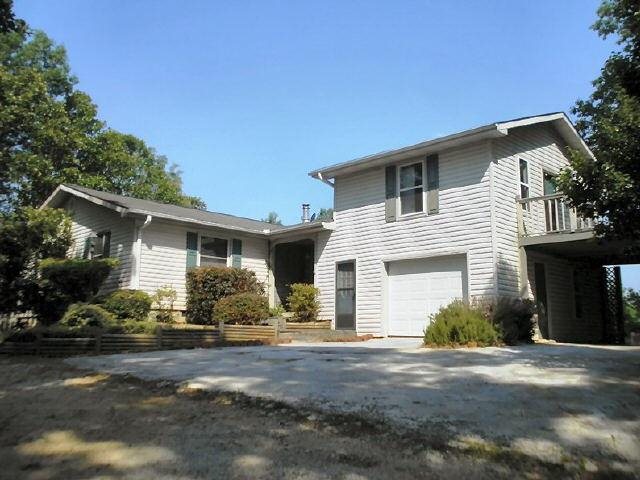 591 Crescent Dr, Toccoa, GA 30577 photo 1