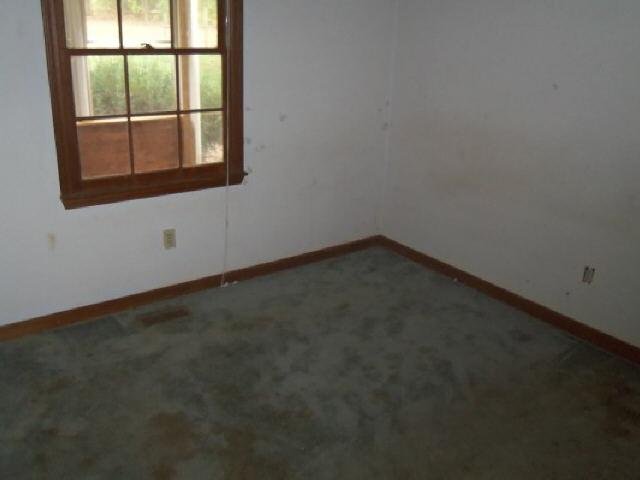 284 Barnes Cir, Commerce, GA 30530 photo 3