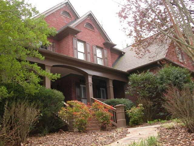 1020 Riverhaven Dr, Suwanee, GA 30024 photo 1