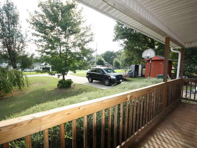 106 Louise Dr, Commerce, GA 30529 photo 2