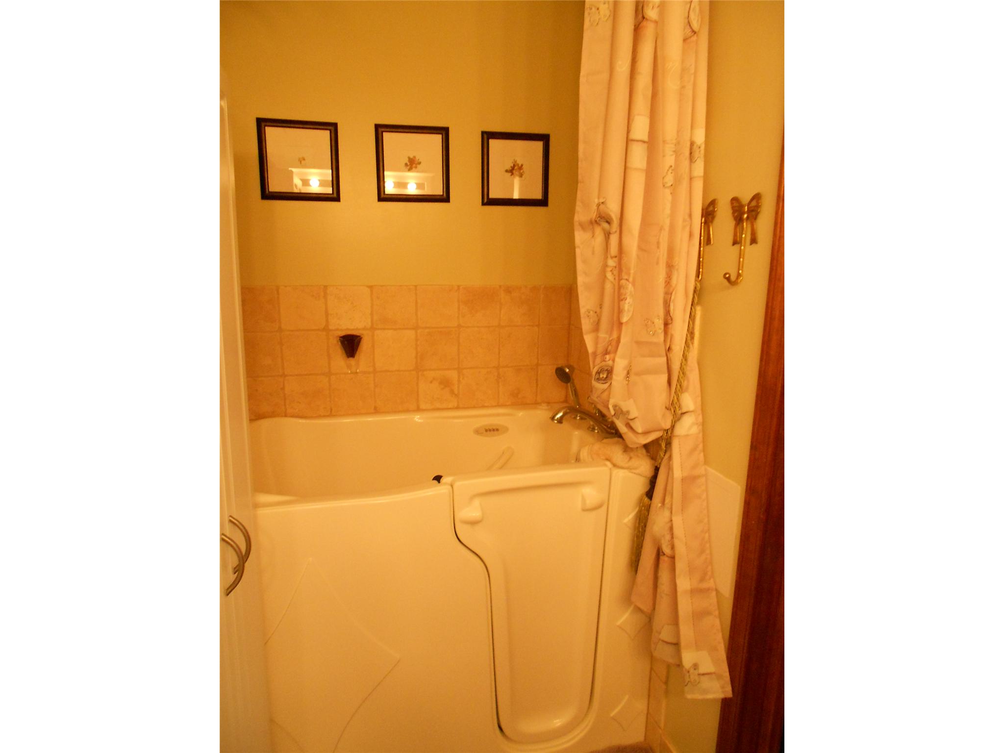 323 Spring St, Clarkesville, GA 30523 photo 15