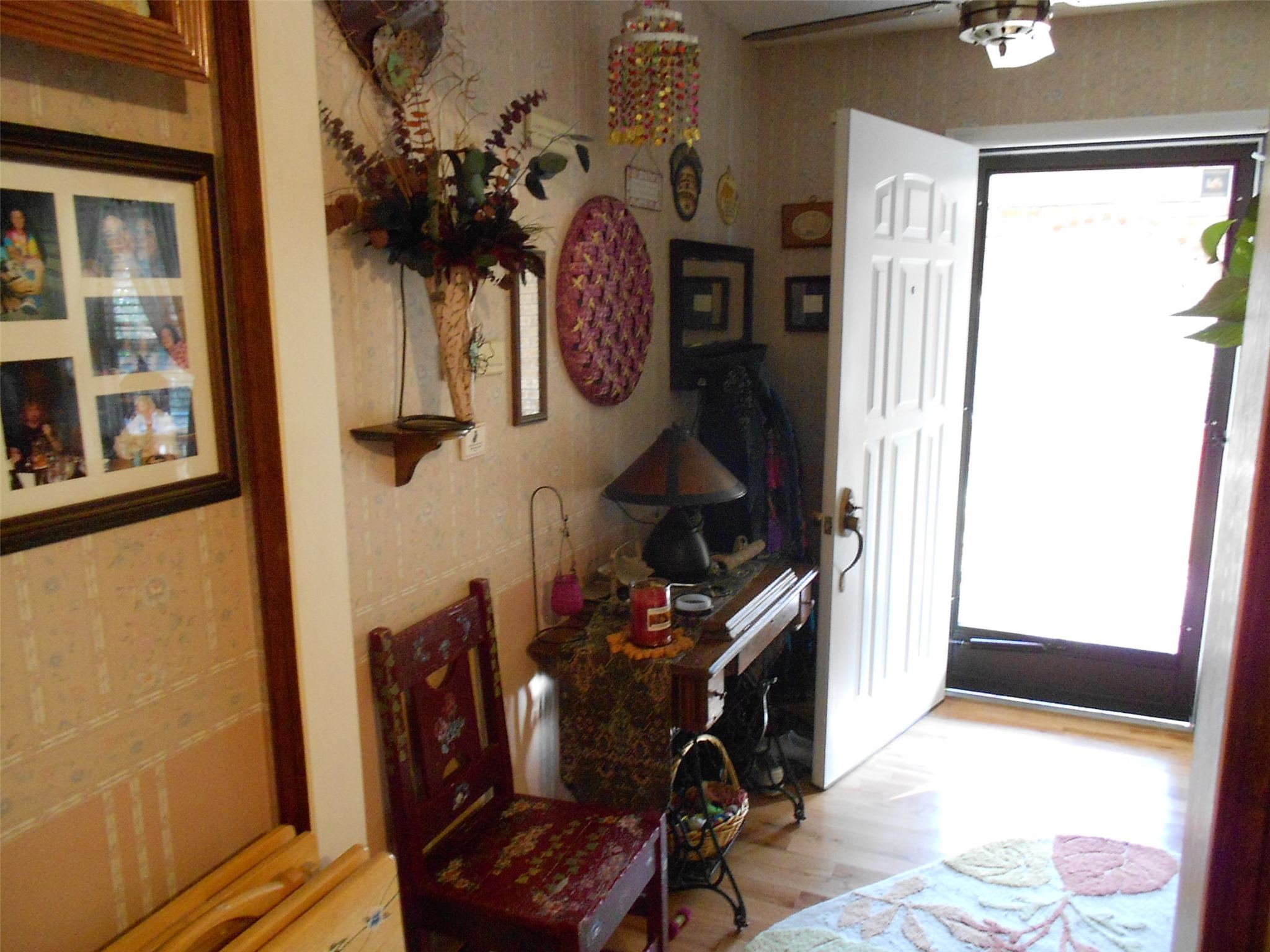 323 Spring St, Clarkesville, GA 30523 photo 4