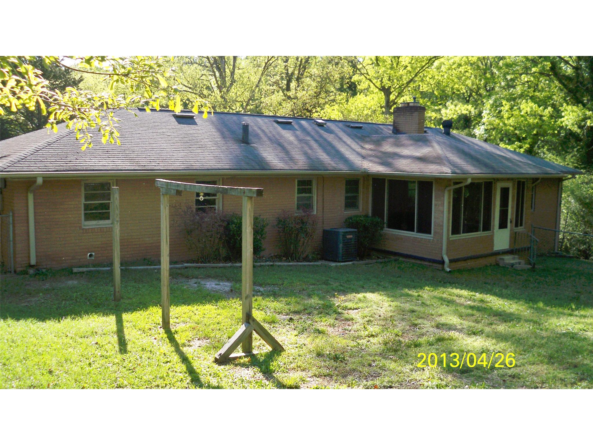 426 Valley Dr, Toccoa, GA 30577 photo 2