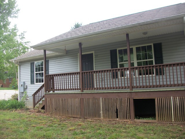 215 Hendricks St, Cornelia, GA 30531 photo 2