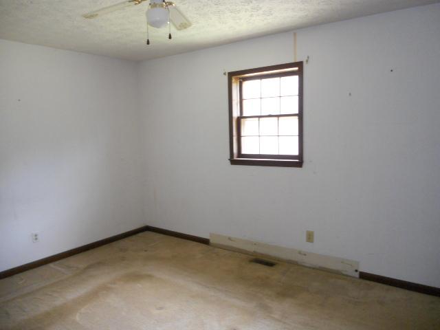 397 Castle Ave, Winder, GA 30680 photo 11