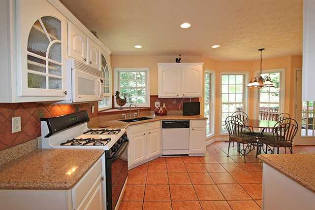 92 Saint Aurics Dr, Suwanee, GA 30024 photo 10