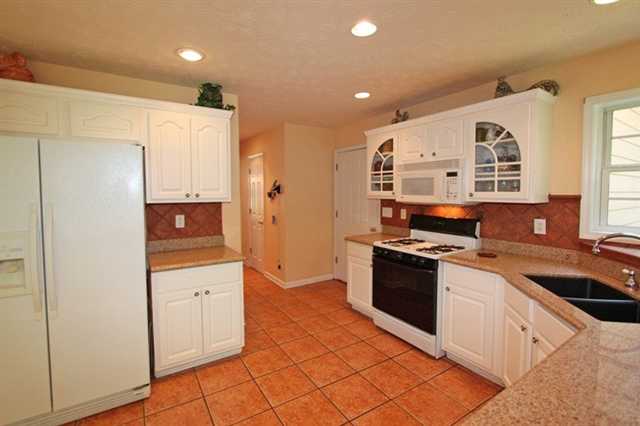 92 Saint Aurics Dr, Suwanee, GA 30024 photo 9