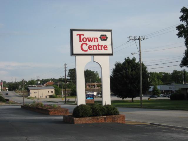 496 Towne Centre Dr, Cornelia, GA 30531 photo 2