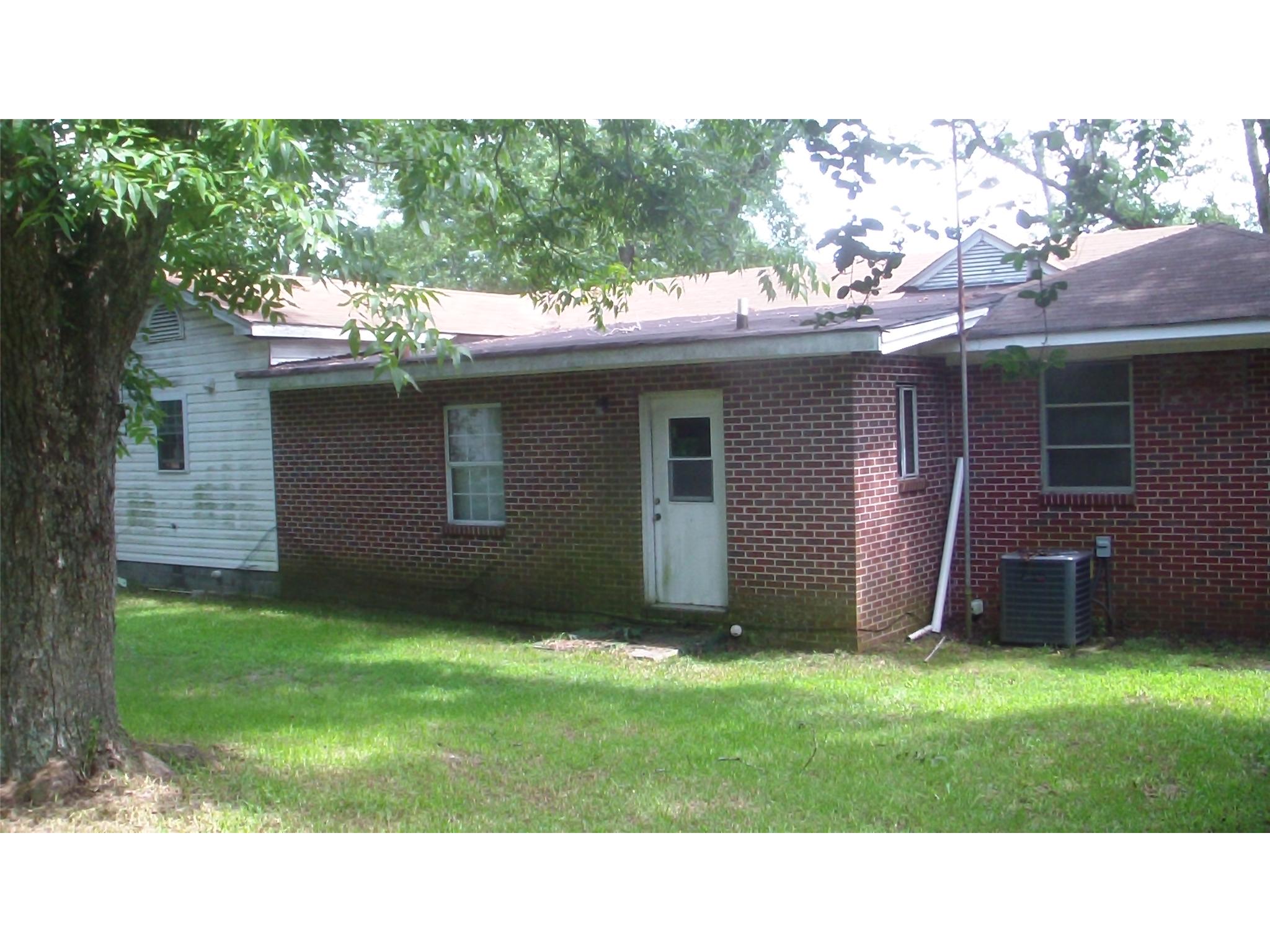 304 Taylor St, Barnesville, GA 30204 photo 2